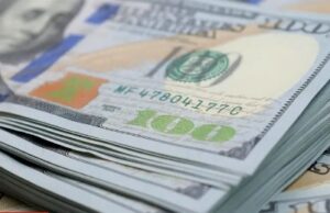 Réserves mondiales: le dollar régresse