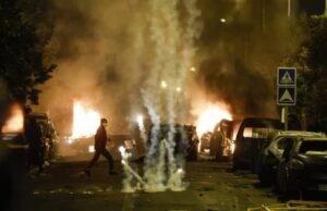 Commissariats brûlés, tirs de fusil à pompe, prison attaquée : Une nuit de violentes émeutes en France pour «venger Nahel»