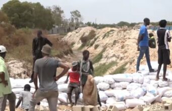 Lac Rose: les exploitants du sel construisent un mur pour barrer les eaux usées